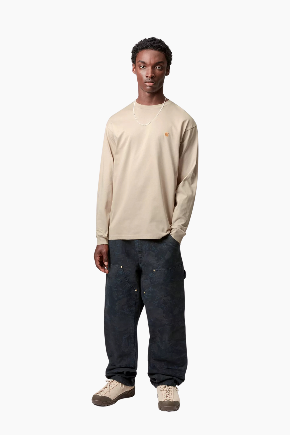 Look de hombre con camiseta Chase manga larga Carhartt WIP Fleur de Sel de loose fit y logo bordado dorado