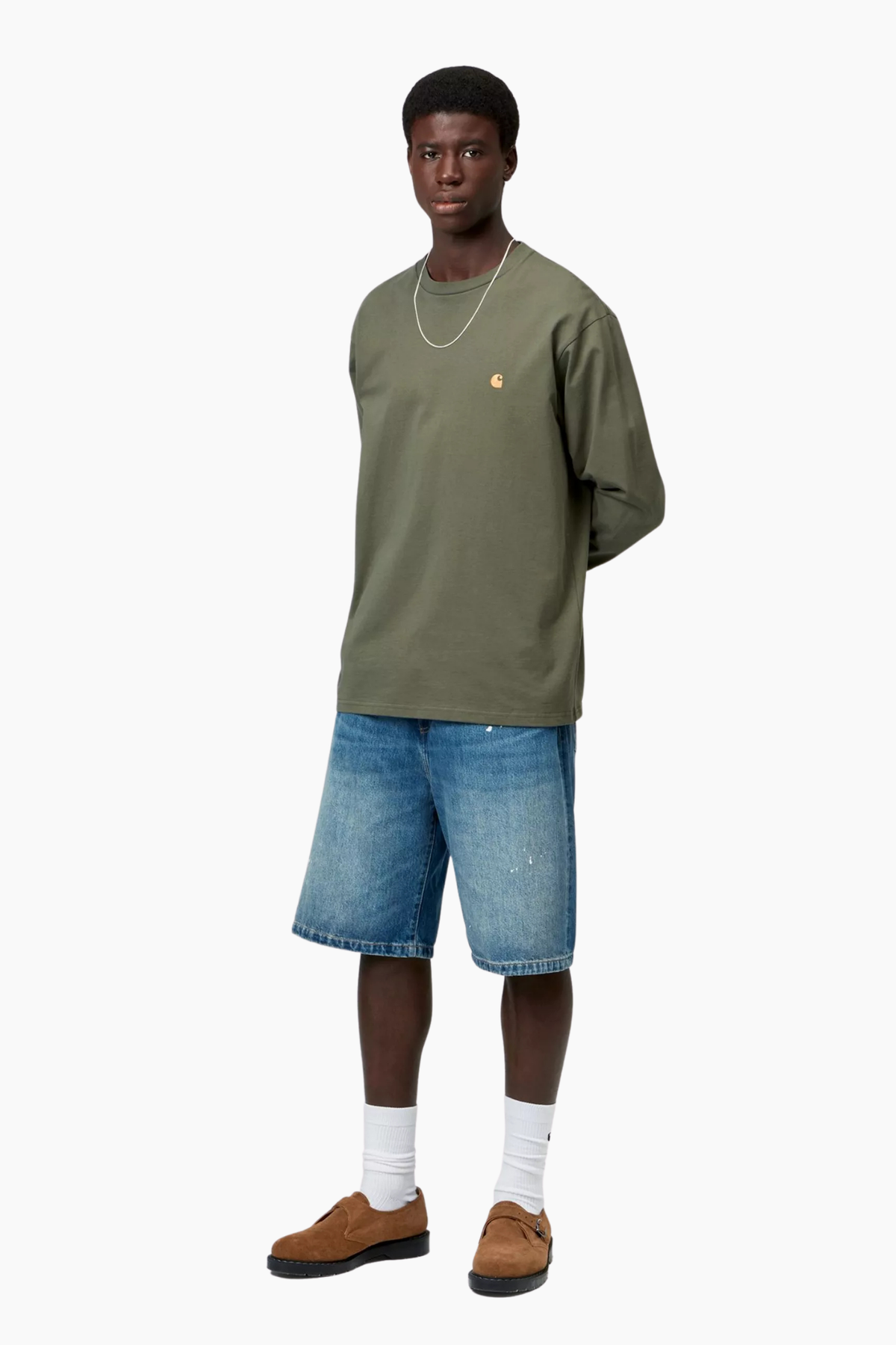 Look de hombre con camiseta Chase manga larga Carhartt WIP Leaf de ajuste holgado y logo C dorado bordado