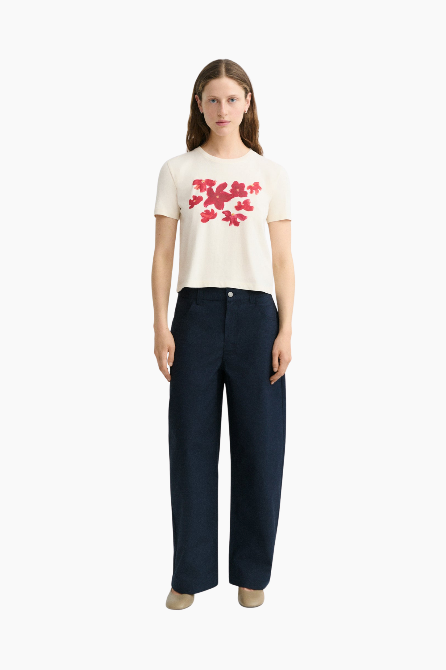 Look de mujer con camiseta de flores Red Garden Zowie de Thinking Mu, corte corto y estampado floral rojo