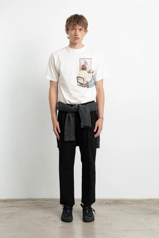 Look de hombre con camiseta Room Off White de Edmmond Studios con estampado inspirado en montaña y aventura