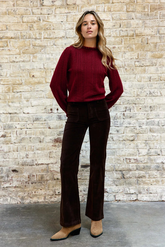 Look de mujer con pantalón Sonny marrón de La Petite Étoile de talle alto y silueta flare completa