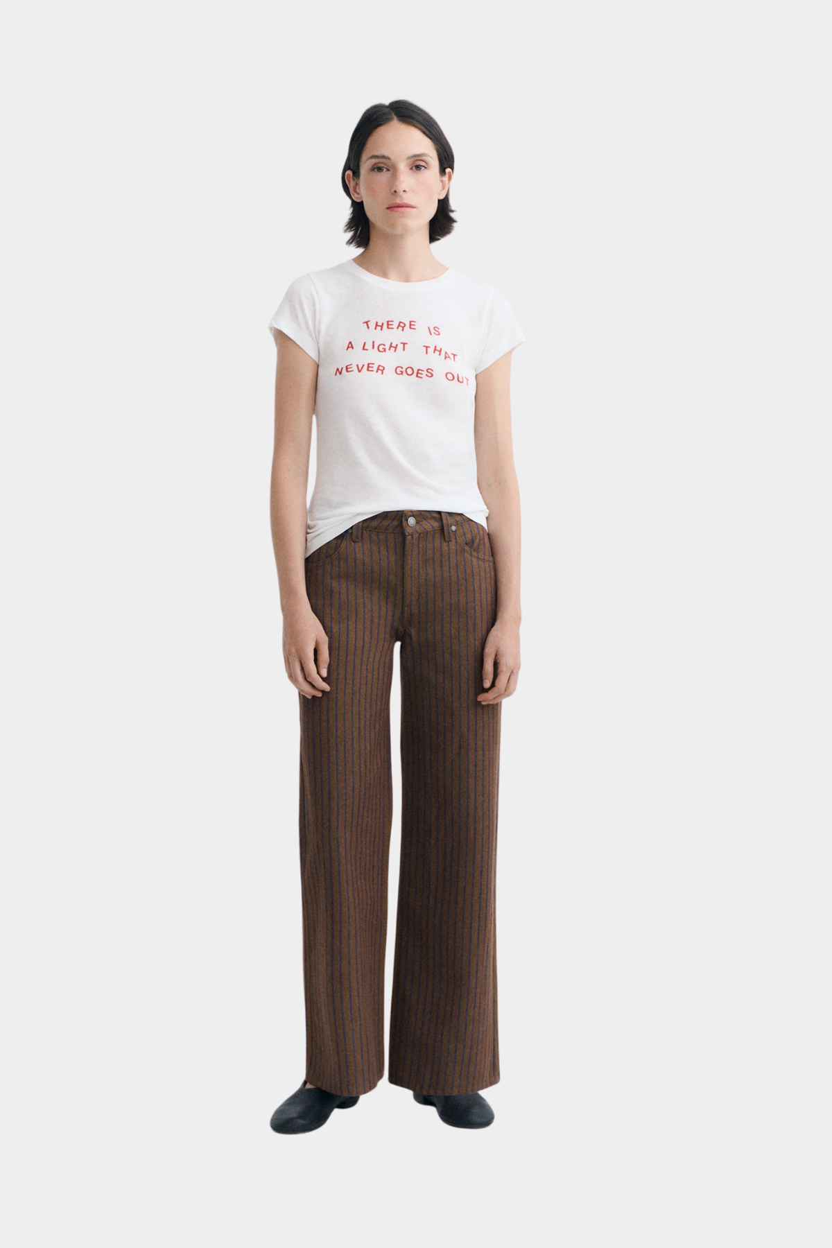 Look de mujer con pantalón de rayas marrones Kettan de Thinking Mu, pierna recta y camiseta blanca