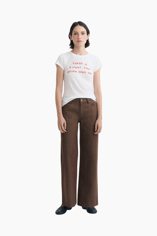 Look de mujer con pantalón de rayas marrones Kettan de Thinking Mu, pierna recta y camiseta blanca