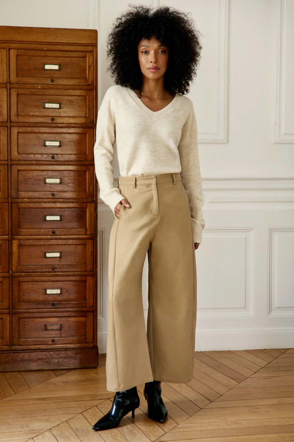 Look de mujer con pantalón Parrell beige de La Petite Étoile y silueta barrel amplia de inspiración contemporánea