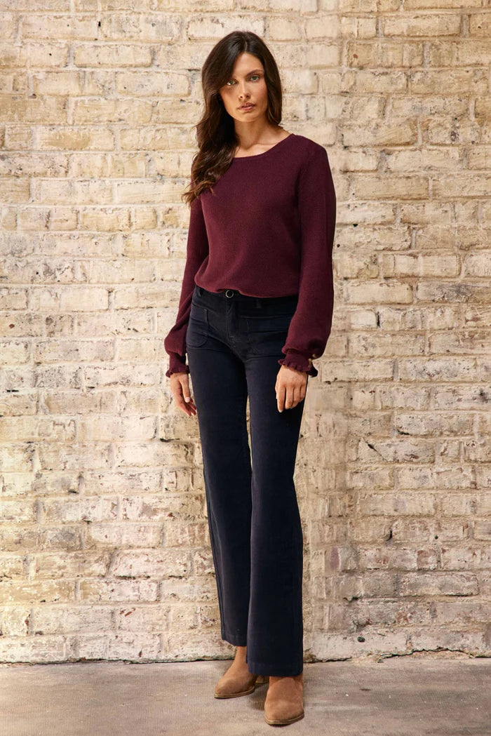 Look de mujer con pantalón Sonny azul marino de La Petite Étoile de talle alto y silueta flare
