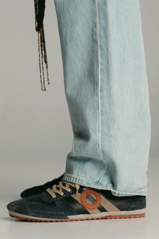 Zapatillas Aro Ido Wash Midnight puestas con vaqueros, diseño unisex de perfil bajo y estética retro