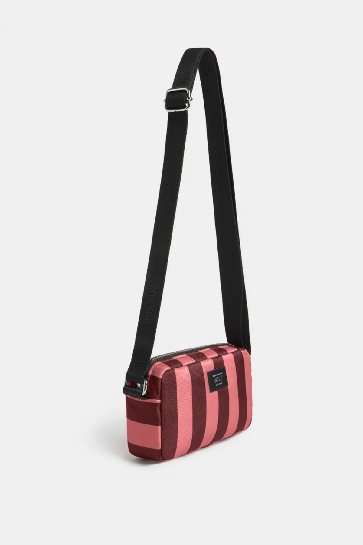 Vista lateral del mini bolso Wouf Sophie con rayas rosas y burdeos, tejido reciclado y acabado repelente al agua