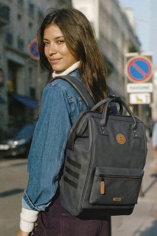 Mochila Adventurer medium Le Havre de Cabaia en color negro puesta