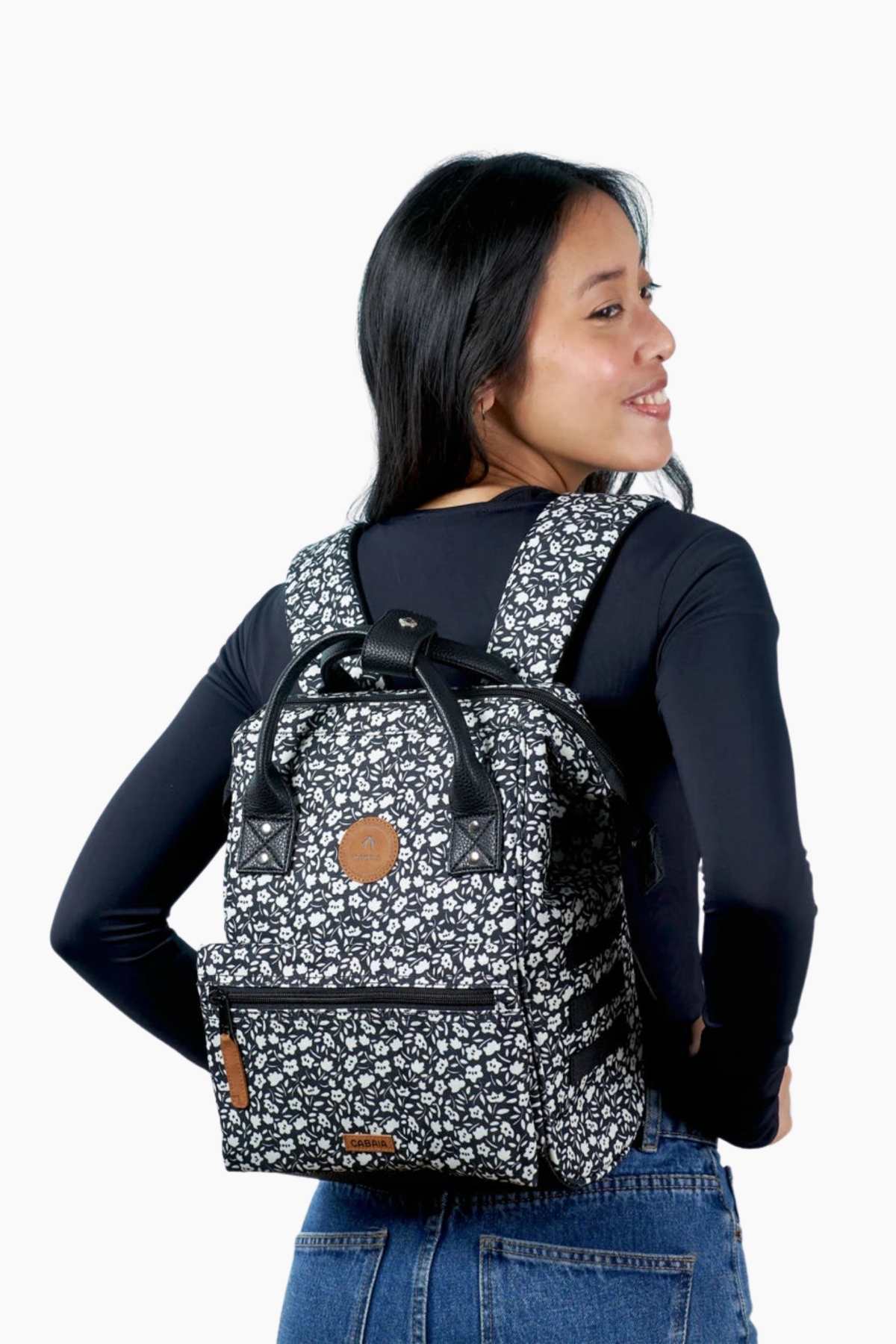 Mochila Cabaïa Adventurer Small Catane puesta, tamaño 10 litros en blanco y negro para uso diario