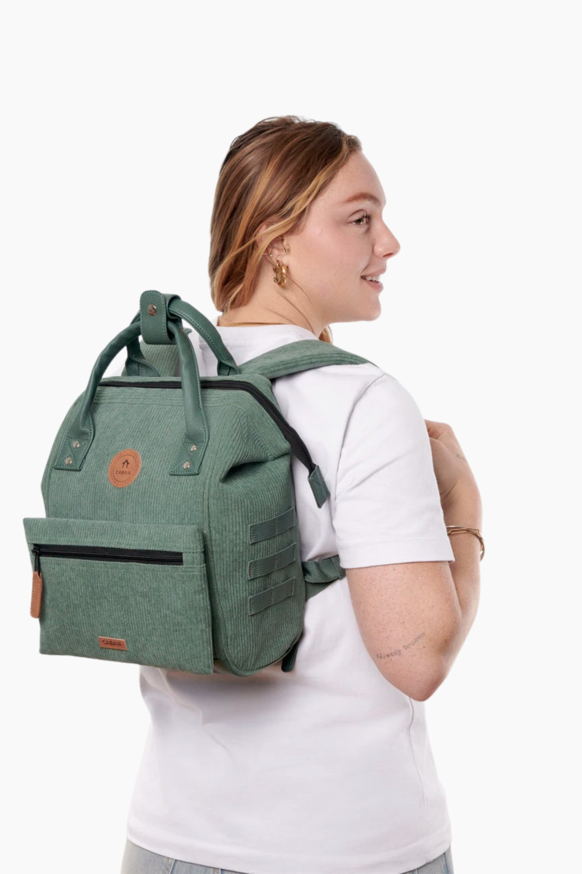 Mochila Cabaïa Adventurer Small Niagara puesta, tamaño 10 litros en verde con correas acolchadas para diario