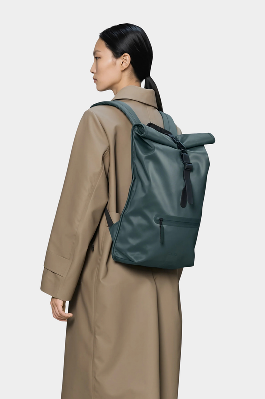 Mochila Rains Rolltop Rucksack Mystique puesta, con diseño urbano, correas acolchadas y cierre rolltop