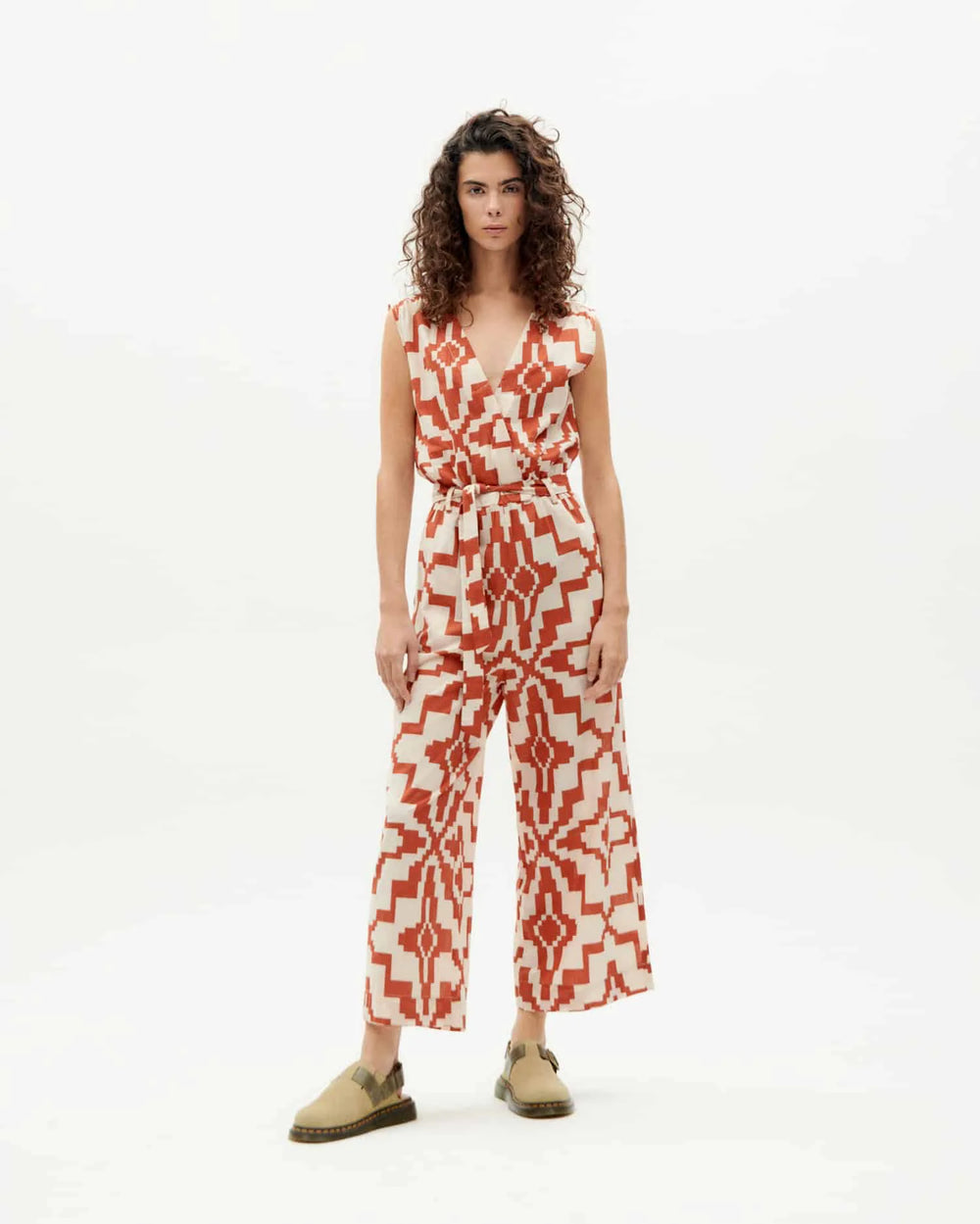 Mono Winona Orange Ilusion de Thinking Mu en algodón orgánico con estampado multicolor y escote cruzado