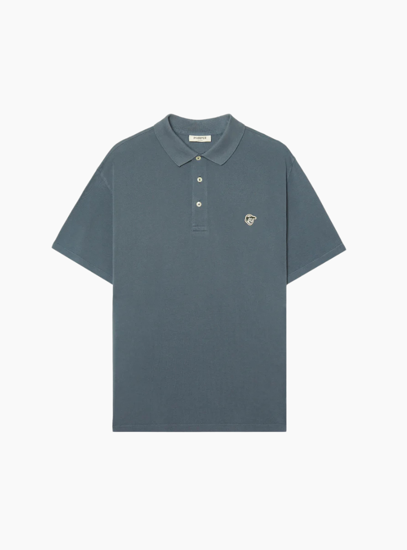Polo Emilio Steel Blue de Pompeii en algodón piqué azul con parche bordado en el pecho