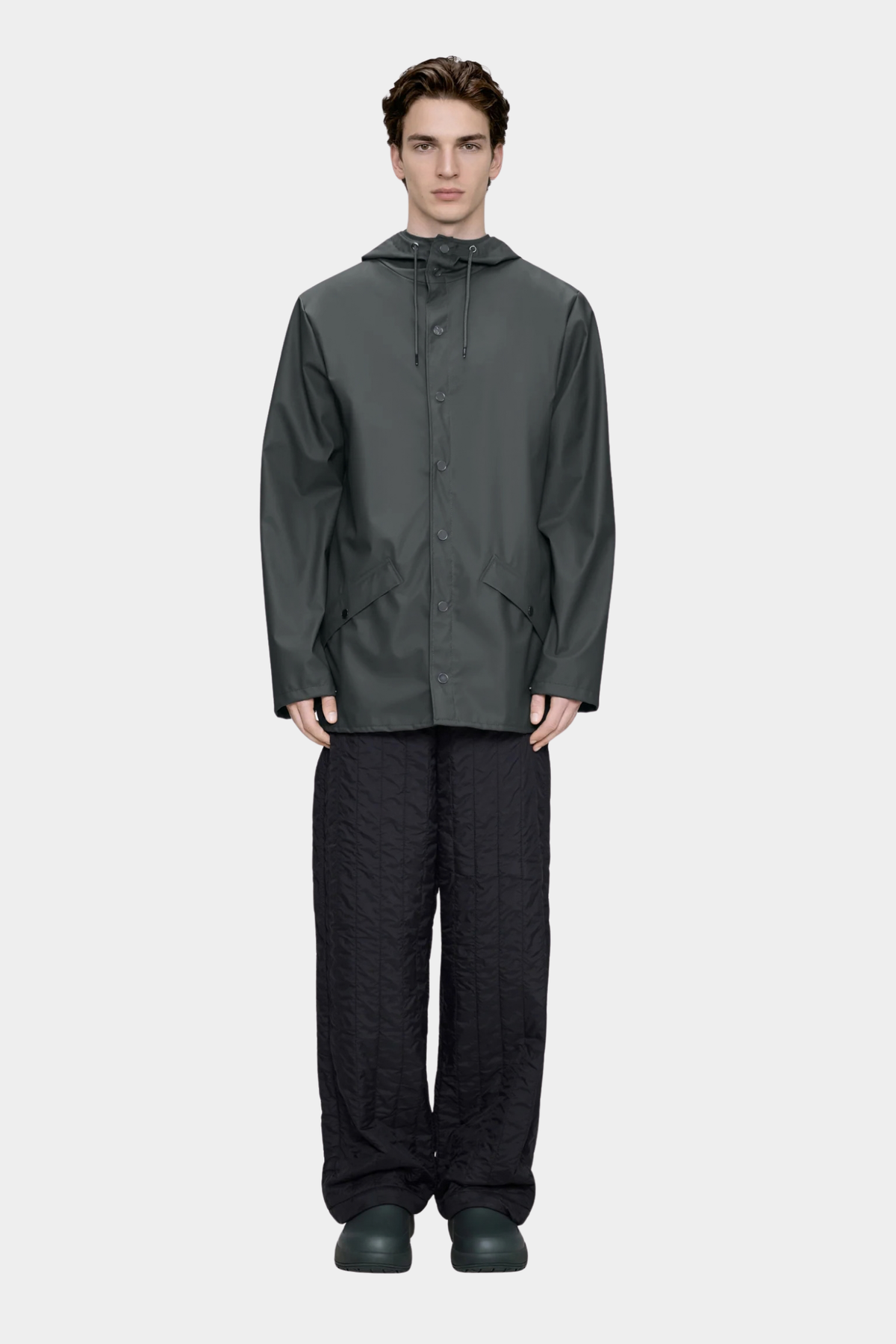 Rains Jacket Dark Grey unisex puesto, con silueta recta, capucha ajustable y acabado impermeable