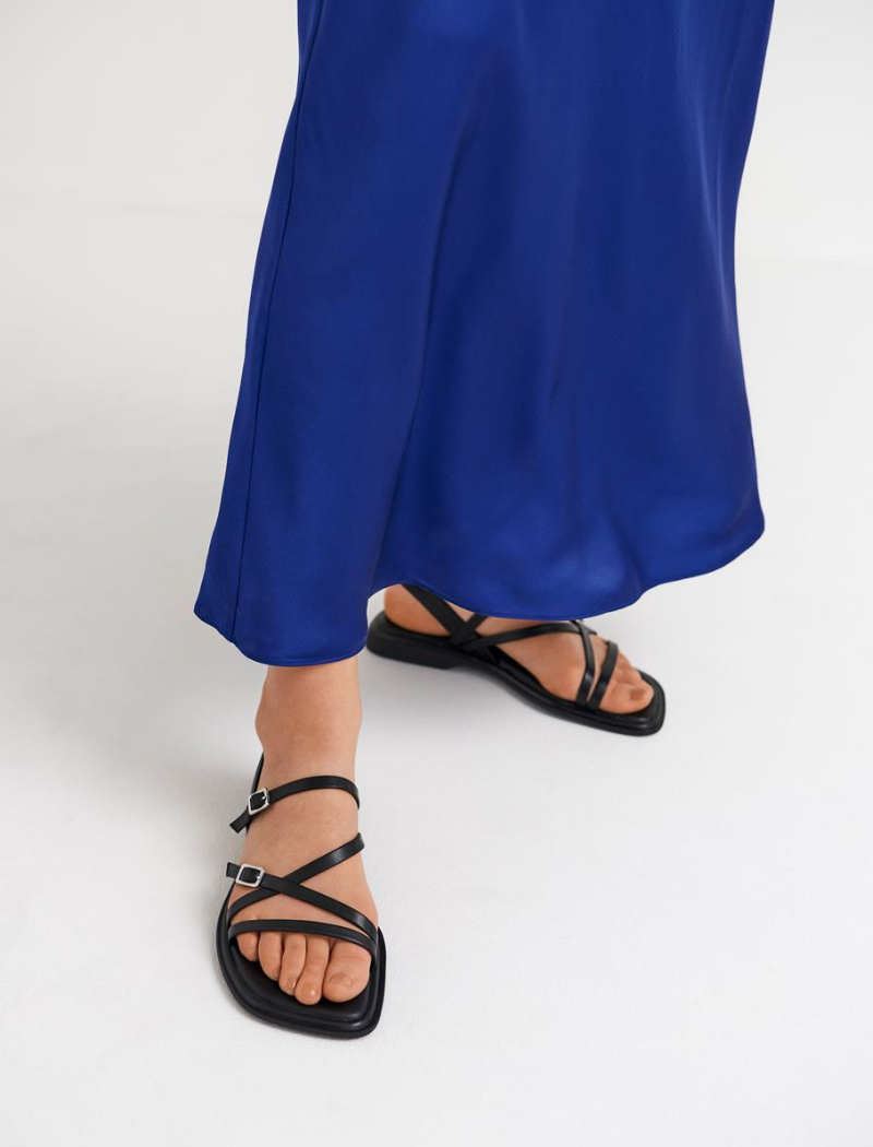 Sandalia Izzy Black de Vagabond para mujer en piel negra con doble hebilla ajustable y suela cómoda.