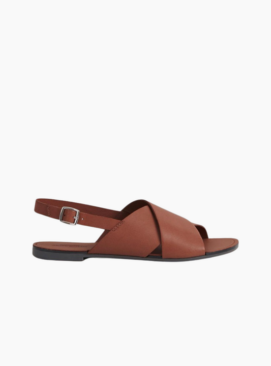 Sandalias Tia Cruzadas Brown de Vagabond para mujer en piel marrón con diseño cruzado y cierre ajustable.