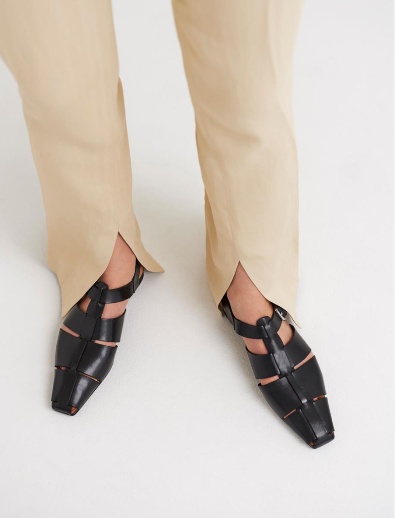 Sandalias Wioletta Black de Vagabond para mujer en piel negra con diseño tipo cangrejera y cierre ajustable.