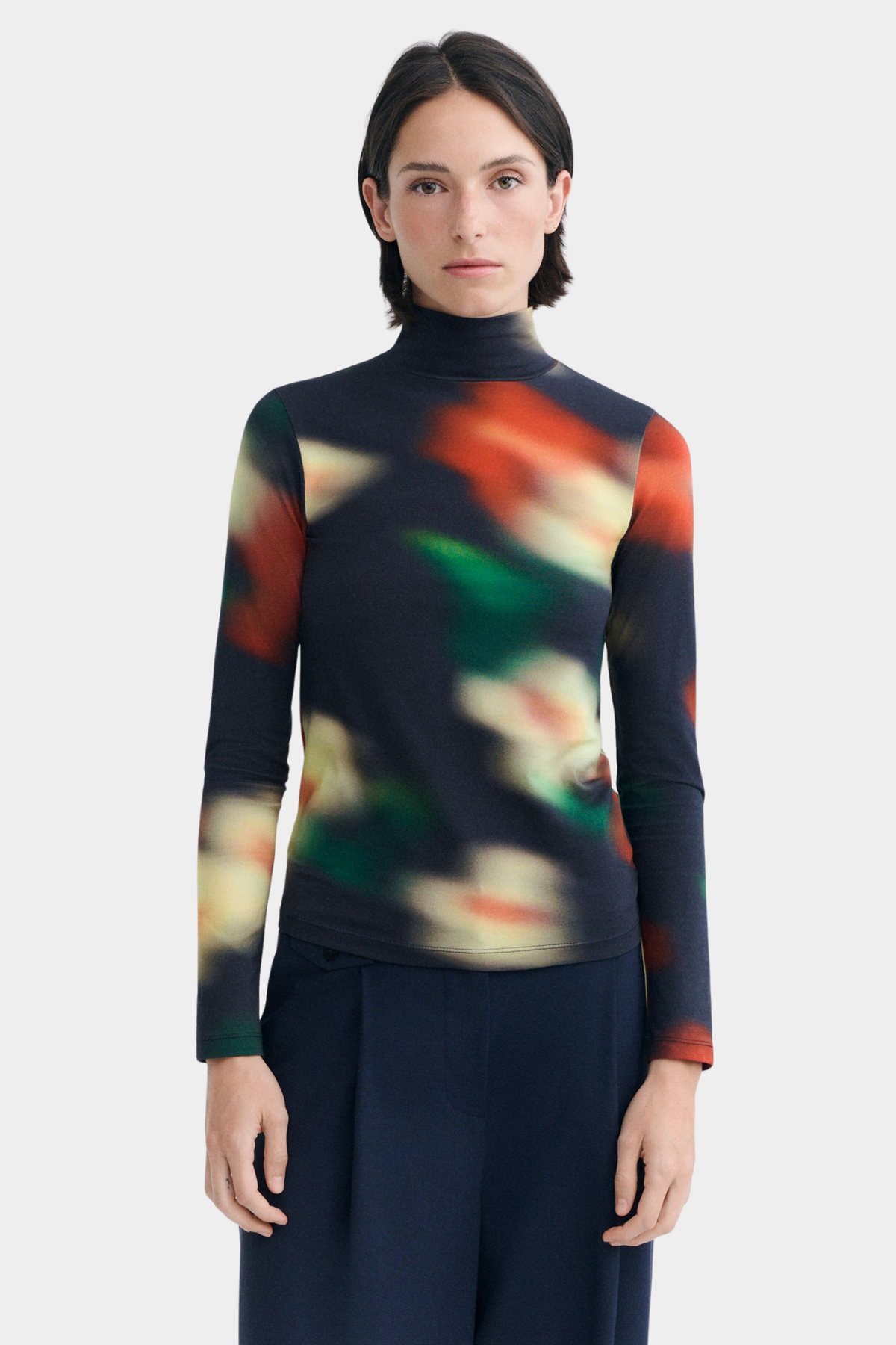 Top Ellen Bloom de Thinking Mu para mujer con cuello alto y estampado multicolor sobre fondo oscuro