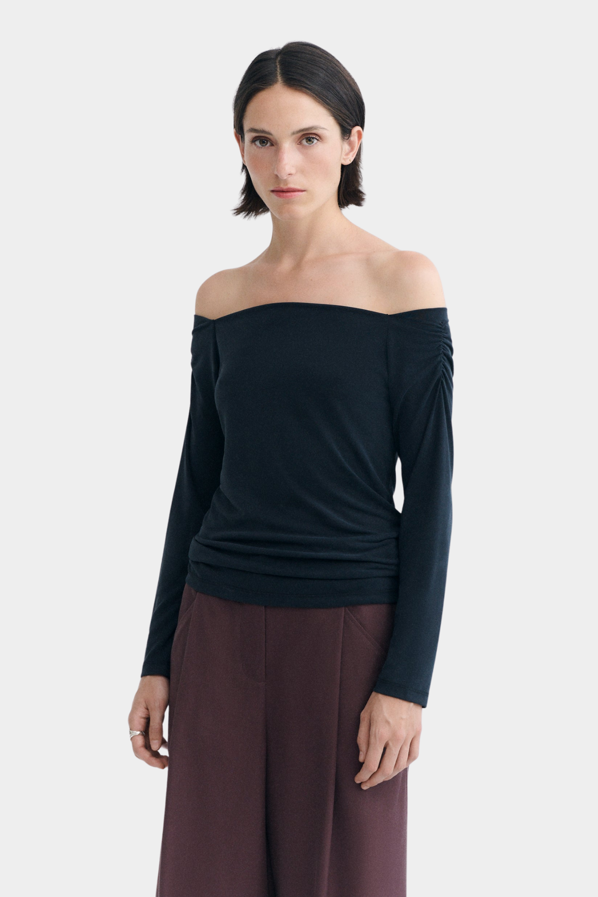 Top off shoulder Berta de Thinking Mu para mujer en negro, de manga larga y corte ajustado