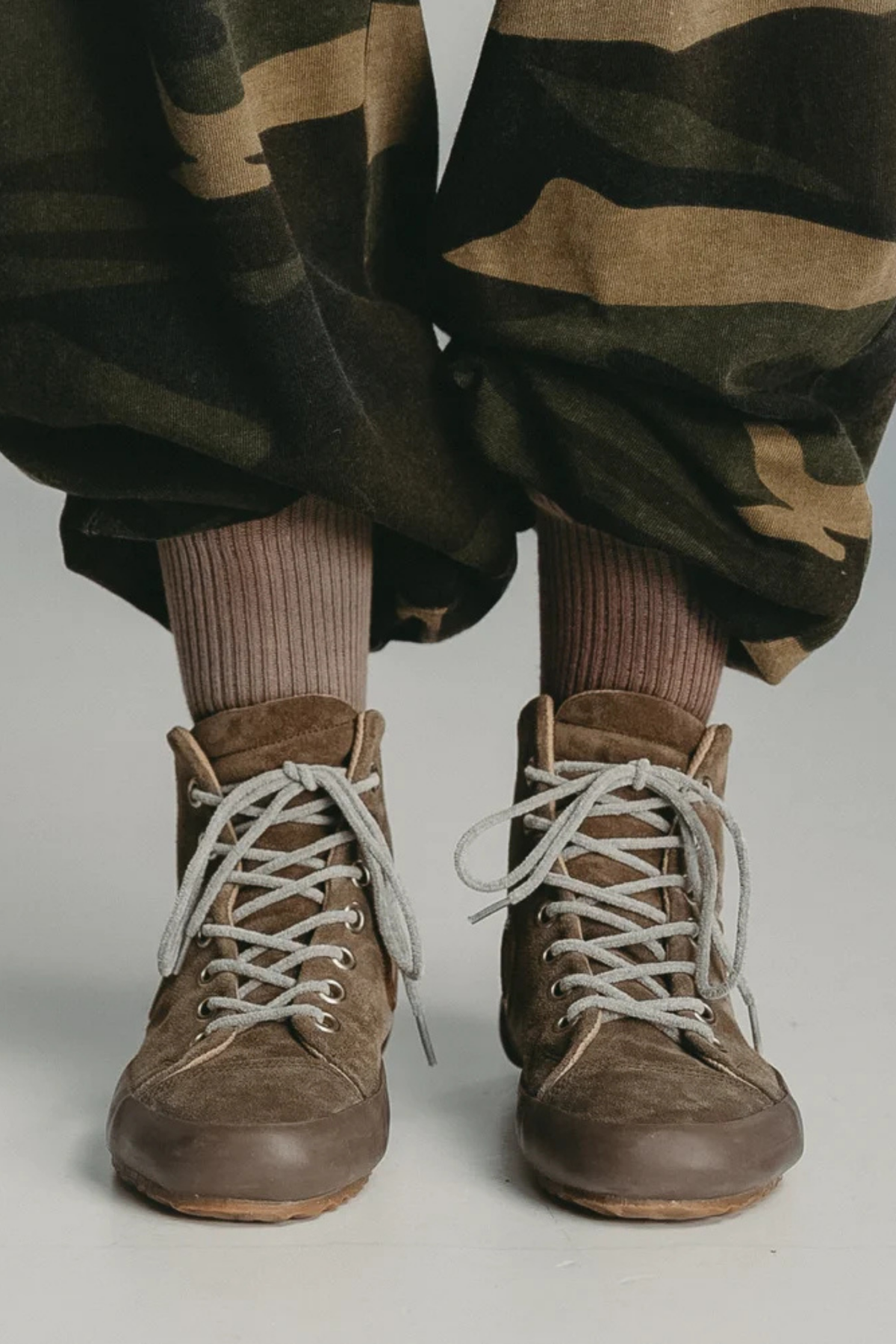 Zapatillas altas Wen H Suede de Aro para mujer puestas, en ante marrón taupe con cordones claros y estilo retro