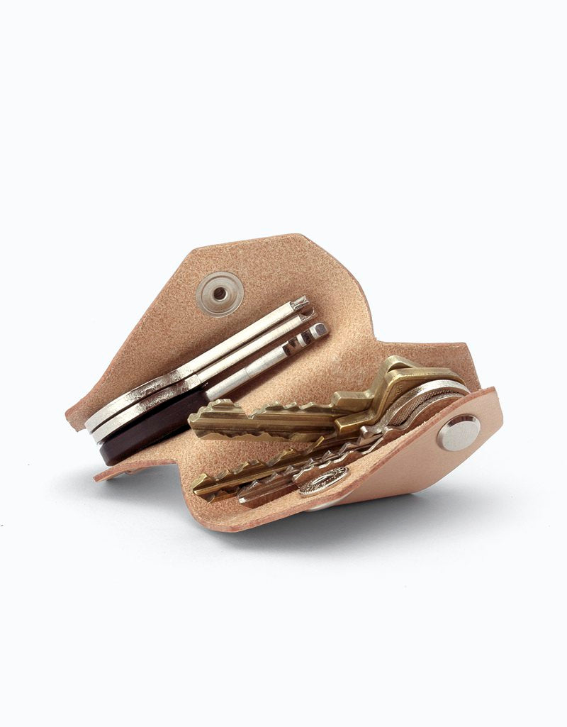 Llavero Keyfolder Natural de Lemur en piel natural con cierre de corchetes